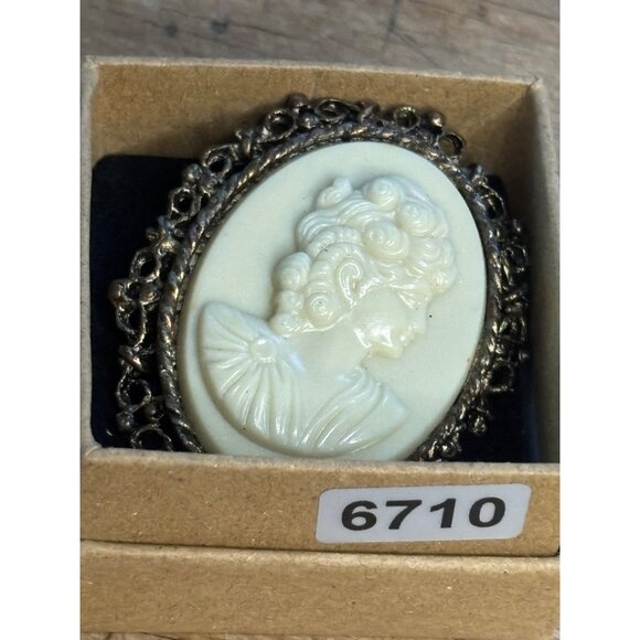 Vintage Cameo Brooch Pin With Detailed Woman Portrait In Ornate Metal Frame - Picture 9 of 9
